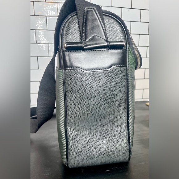 Authentic Louis Vuitton Taimyr Green & Black Tiaga Leather Crossbody Messenger - Picture 4 of 14